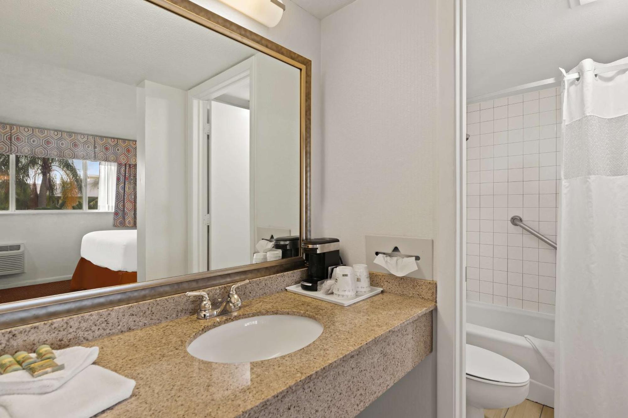Best Western Port St. Lucie Екстериор снимка